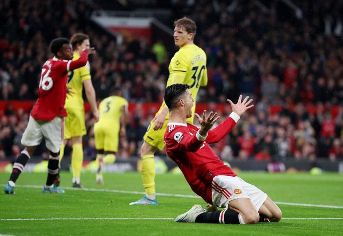 Ronaldo rực sáng ở Old Trafford, Man United vẫn khó mơ tranh Top 4 - Ảnh 2.