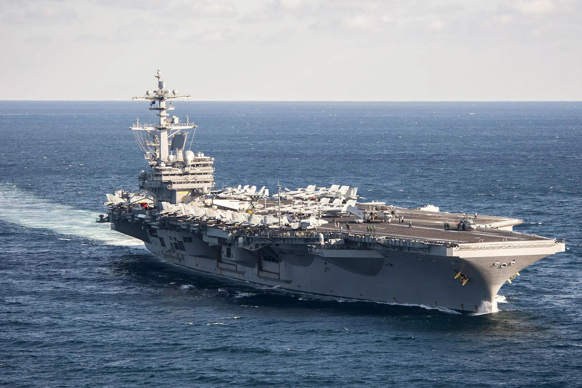 Hơn 200 thủy thủ rời tàu sân bay USS George Washington sau loạt vụ tự sát. Ảnh: Anadolu Agency.