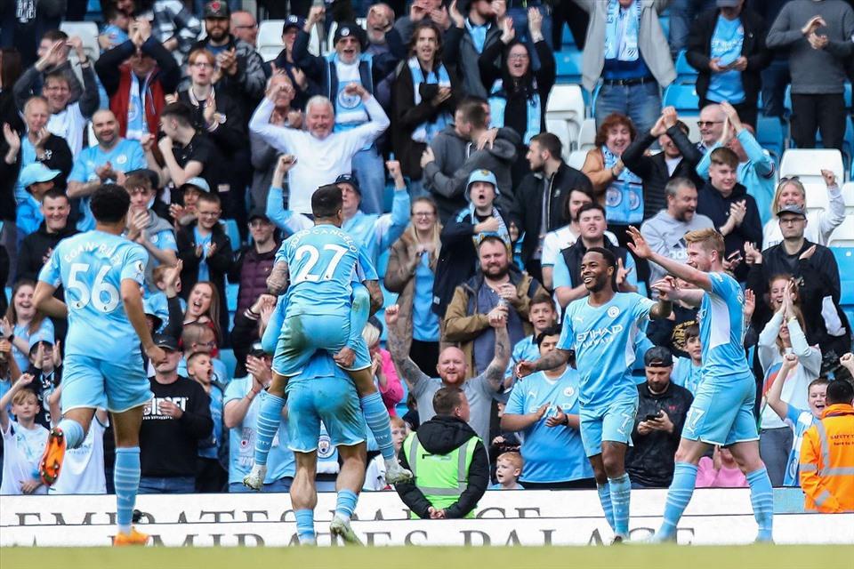 Man City đã thắng đậm để chạm tay vào chức vô địch Premier League. Ảnh: AFP.