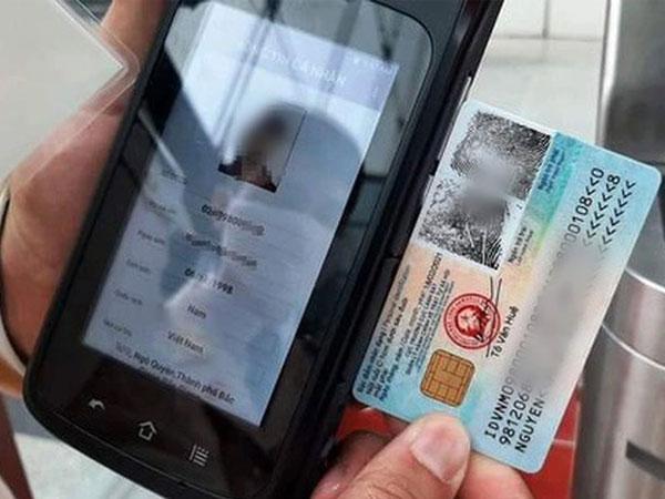 Bộ Công an thí điểm rút tiền mặt tại cây ATM bằng thẻ CCCD gắn chip (Ảnh minh họa).