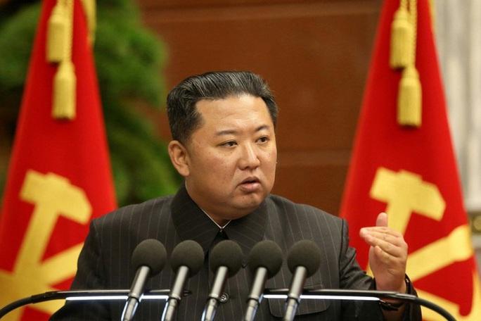 Ông Kim Jong-un phát biểu tại cuộc họp của đảng Lao động Triều Tiên vào tháng 9-2021, kêu gọi các biện pháp chống dịch Covid-19. Ảnh: Reuters.