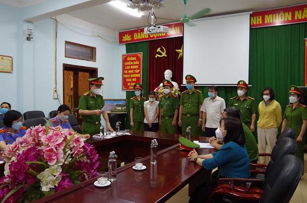 Cty Viet A chi 800 ty