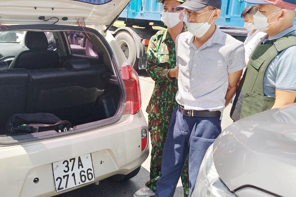 Đối tượng Hưng dùng xe ôtô vận chuyển 5kg ma túy đá bị bắt giữ. Ảnh: TT.