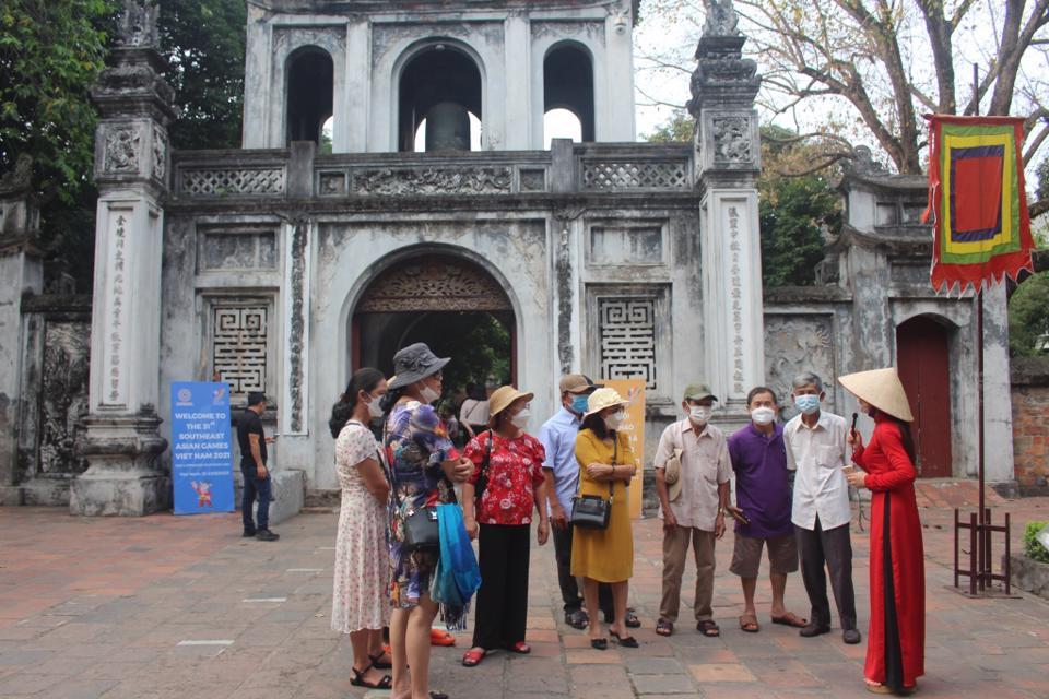 Du kh&aacute;ch trải nghiệm tham quan tại di t&iacute;ch Văn Miếu - Quốc Tử Gi&aacute;m. Ảnh Vi Gi&aacute;ng