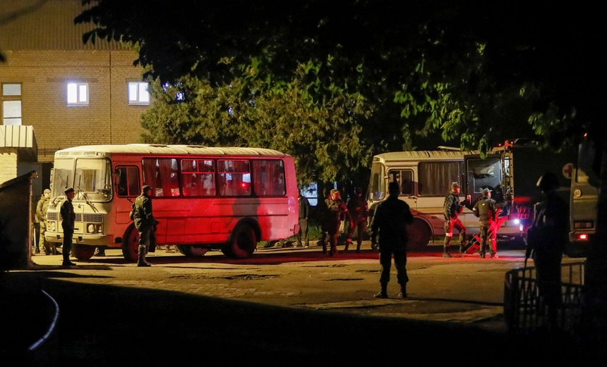 Xe buýt chở thành viên lực lượng Ukraine từ nhà máy thép Azovstal ở Mariupol hôm 16/5. Ảnh: Reuters.