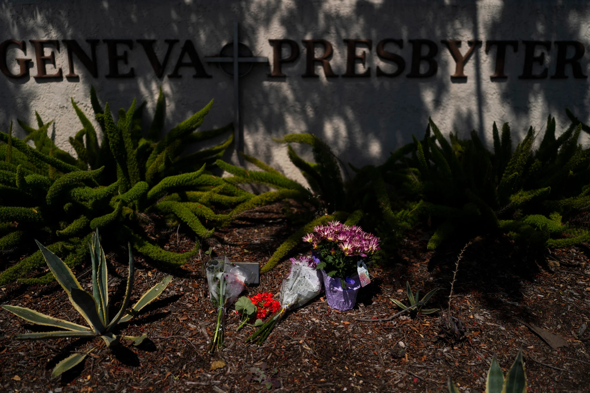 Hoa đặt bên ngoài nhà thờ Geneva Presbyterian sau vụ xả súng. Ảnh: AP.
