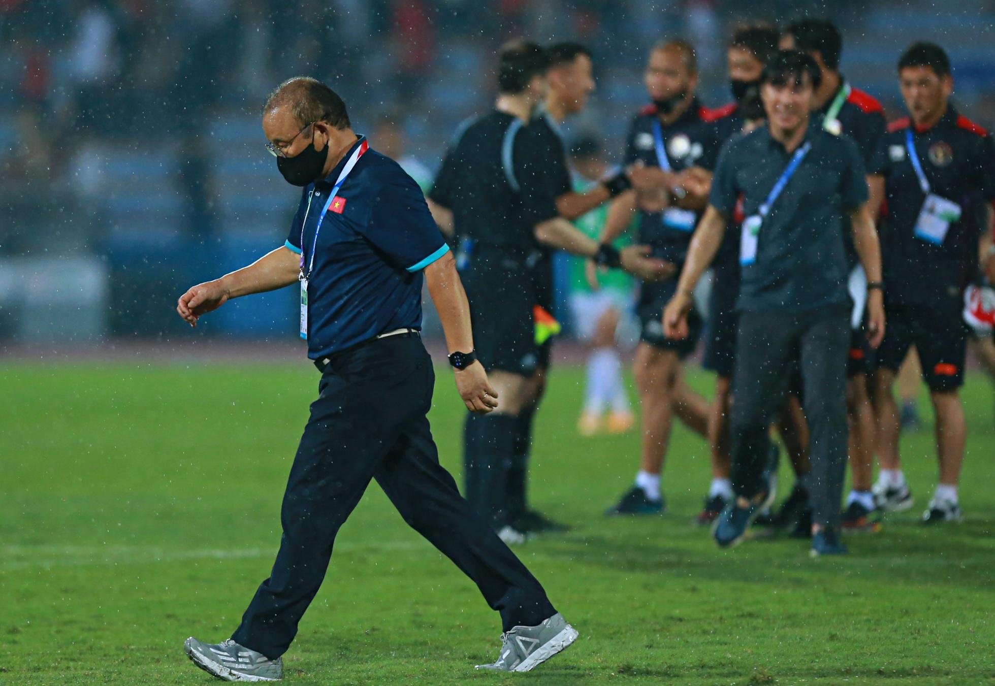 HLV Park Hang-seo và ông Shin Tae-yong đã không bắt tay nhau sau trận mở màn bóng đá nam SEA Games 31. Ảnh: Quang Thịnh.