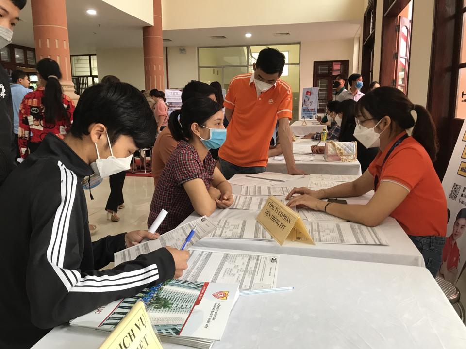 Rất đ&ocirc;ng người lao động tham gia t&igrave;m hiểu th&ocirc;ng tin v&agrave; ứng tuyển việc l&agrave;m ngay tại Phi&ecirc;n Giao dịch việc l&agrave;m. Ảnh: Trần Oanh.