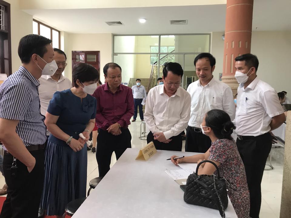 Ph&oacute; Gi&aacute;m đốc Sở LĐTB&amp;XH H&agrave; Nội Nguyễn Thanh Nh&agrave;n v&agrave; l&atilde;nh đạo huyện Ba V&igrave;, Trung t&acirc;m Dịch vụ việc l&agrave;m H&agrave; Nội hỏi thăm c&aacute;c doanh nghiệp tham gia Phi&ecirc;n Giao dịch việc l&agrave;m lưu động huyện Ba V&igrave; năm 2022. Ảnh: Trần Oanh.