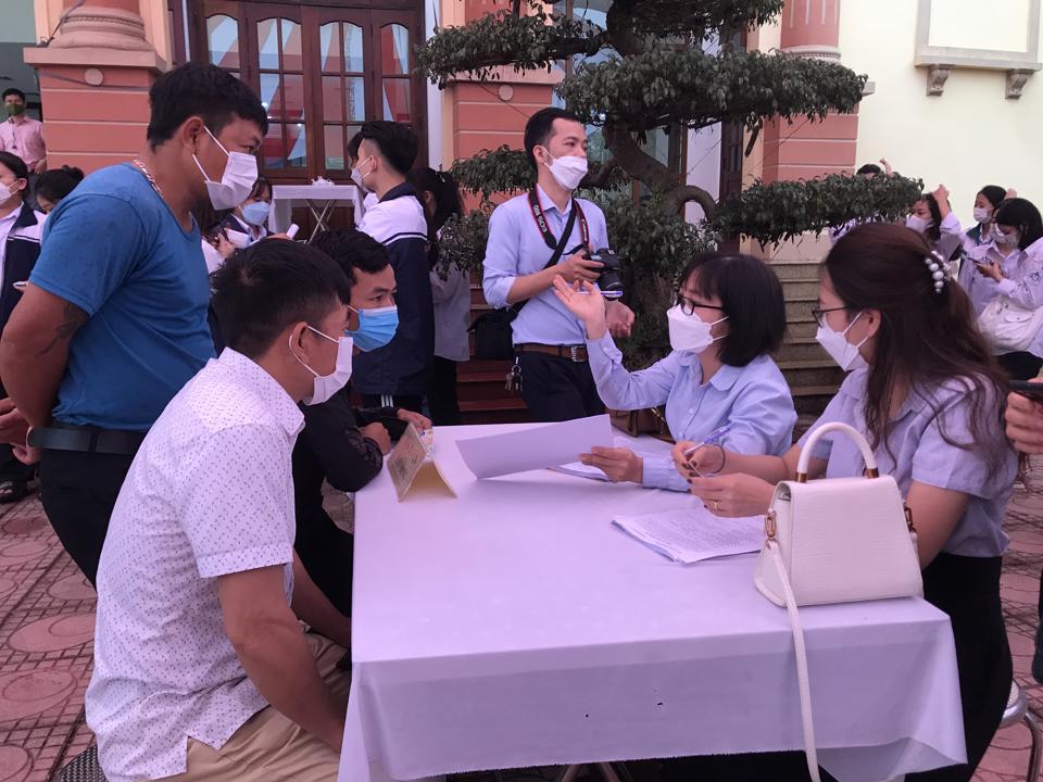 Người lao động đăng k&yacute; ứng tuyển v&agrave; được tư vấn tại Phi&ecirc;n Giao dịch việc l&agrave;m lưu động huyện Ba V&igrave; năm 2022. Ảnh: Trần Oanh.