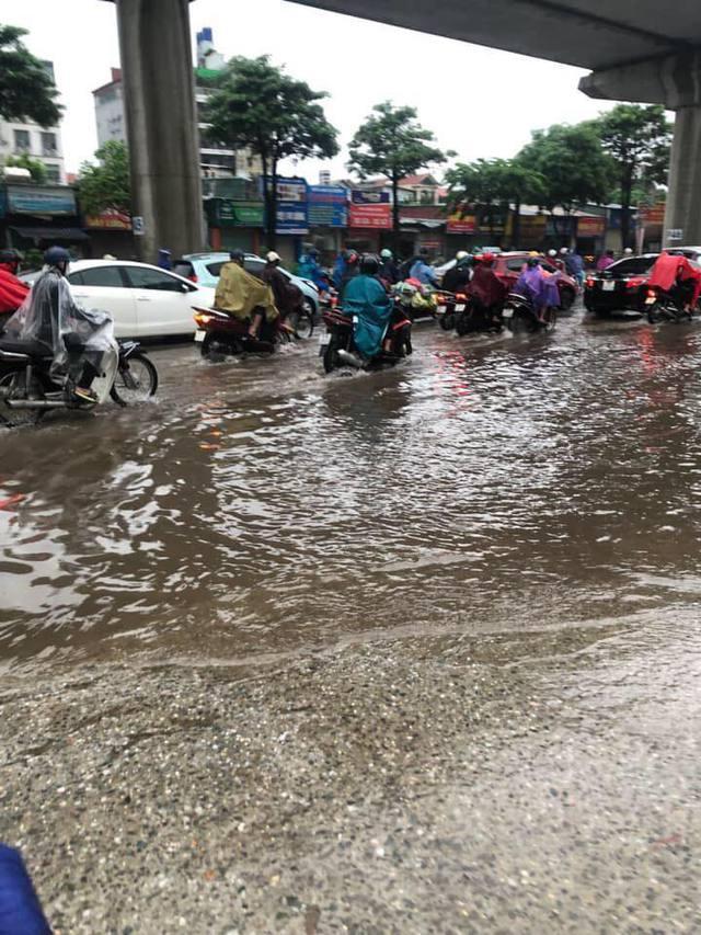 Mưa lớn kéo dài cả đêm, người dân Hà Nội đi làm trong "biển nước" - Ảnh 1. Mưa lớn kéo dài cả đêm, người dân Hà Nội đi làm trong "biển nước" - Ảnh 1.
