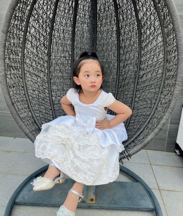 Búi tóc đôi với mẹ, con gái Khánh Thi giống hệt Phan Hiển, nghỉ làm mợ chảnh cười toe toét - Ảnh 7. Búi tóc đôi với mẹ, con gái Khánh Thi giống hệt Phan Hiển, nghỉ làm mợ chảnh cười toe toét - Ảnh 7.
