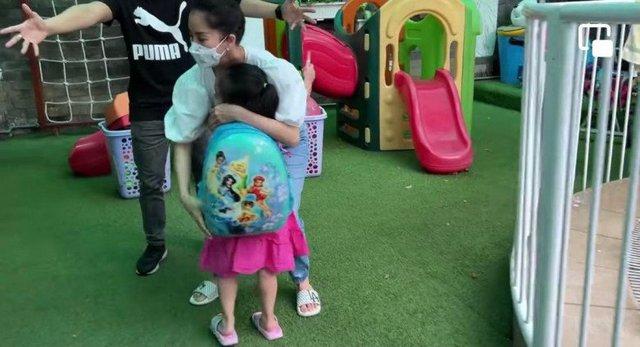 Búi tóc đôi với mẹ, con gái Khánh Thi giống hệt Phan Hiển, nghỉ làm mợ chảnh cười toe toét - Ảnh 13. Búi tóc đôi với mẹ, con gái Khánh Thi giống hệt Phan Hiển, nghỉ làm mợ chảnh cười toe toét - Ảnh 13.