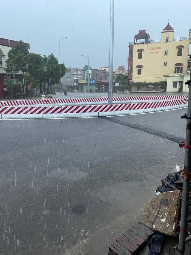 Mưa lớn kéo dài cả đêm, người dân Hà Nội đi làm trong "biển nước" - Ảnh 7. Mưa lớn kéo dài cả đêm, người dân Hà Nội đi làm trong "biển nước" - Ảnh 7.