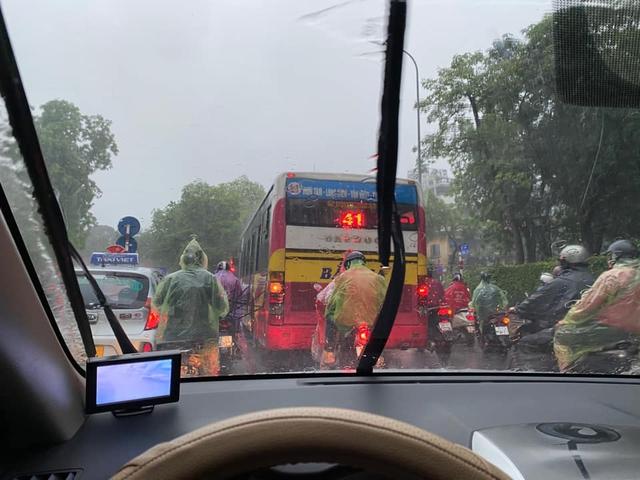 Mưa lớn kéo dài cả đêm, người dân Hà Nội đi làm trong "biển nước" - Ảnh 11. Mưa lớn kéo dài cả đêm, người dân Hà Nội đi làm trong "biển nước" - Ảnh 11.