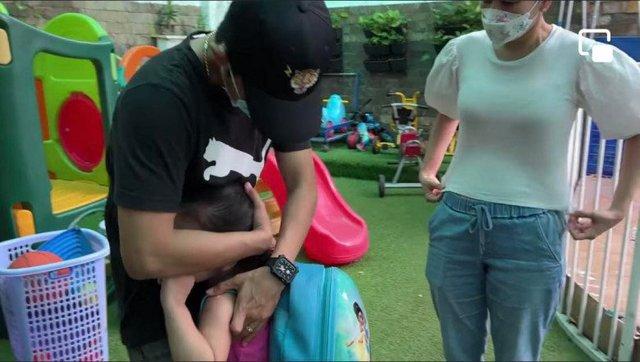 Búi tóc đôi với mẹ, con gái Khánh Thi giống hệt Phan Hiển, nghỉ làm mợ chảnh cười toe toét - Ảnh 14.