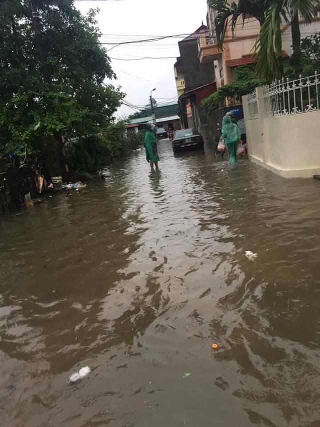 Mưa lớn kéo dài cả đêm, người dân Hà Nội đi làm trong "biển nước" - Ảnh 2. Mưa lớn kéo dài cả đêm, người dân Hà Nội đi làm trong "biển nước" - Ảnh 2.