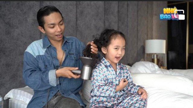 Búi tóc đôi với mẹ, con gái Khánh Thi giống hệt Phan Hiển, nghỉ làm mợ chảnh cười toe toét - Ảnh 15. Búi tóc đôi với mẹ, con gái Khánh Thi giống hệt Phan Hiển, nghỉ làm mợ chảnh cười toe toét - Ảnh 15.