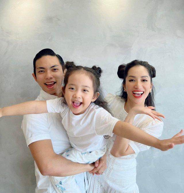 Búi tóc đôi với mẹ, con gái Khánh Thi giống hệt Phan Hiển, nghỉ làm mợ chảnh cười toe toét - Ảnh 1. Búi tóc đôi với mẹ, con gái Khánh Thi giống hệt Phan Hiển, nghỉ làm mợ chảnh cười toe toét - Ảnh 1.