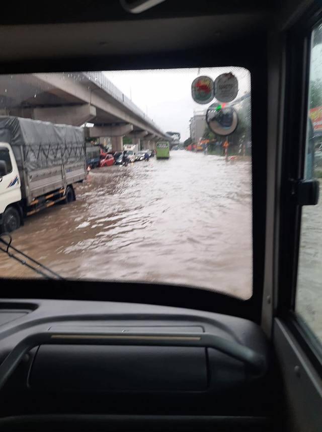 Mưa lớn kéo dài cả đêm, người dân Hà Nội đi làm trong "biển nước" - Ảnh 9. Mưa lớn kéo dài cả đêm, người dân Hà Nội đi làm trong "biển nước" - Ảnh 9.