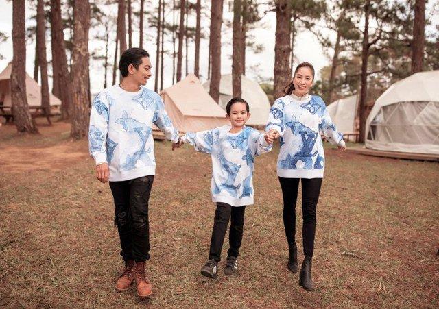 Búi tóc đôi với mẹ, con gái Khánh Thi giống hệt Phan Hiển, nghỉ làm mợ chảnh cười toe toét - Ảnh 12. Búi tóc đôi với mẹ, con gái Khánh Thi giống hệt Phan Hiển, nghỉ làm mợ chảnh cười toe toét - Ảnh 12.