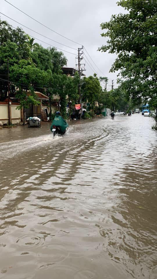 Mưa lớn kéo dài cả đêm, người dân Hà Nội đi làm trong "biển nước" - Ảnh 8. Mưa lớn kéo dài cả đêm, người dân Hà Nội đi làm trong "biển nước" - Ảnh 8.
