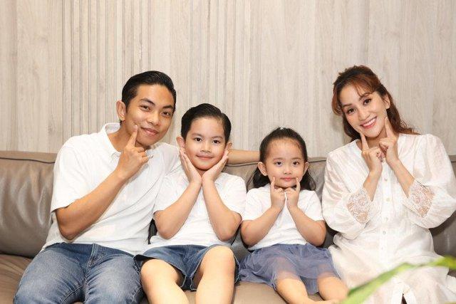 Búi tóc đôi với mẹ, con gái Khánh Thi giống hệt Phan Hiển, nghỉ làm mợ chảnh cười toe toét - Ảnh 18. Búi tóc đôi với mẹ, con gái Khánh Thi giống hệt Phan Hiển, nghỉ làm mợ chảnh cười toe toét - Ảnh 18.