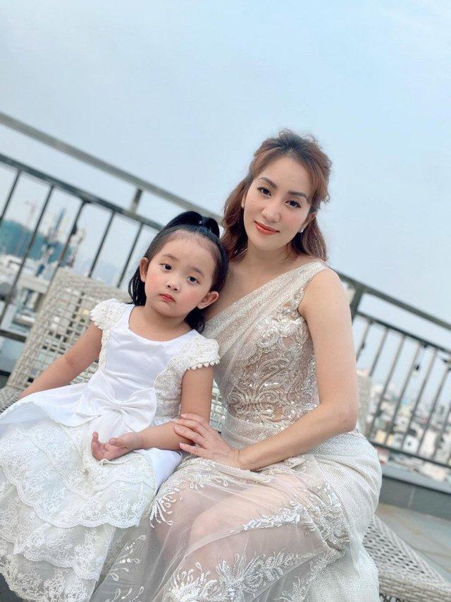 Búi tóc đôi với mẹ, con gái Khánh Thi giống hệt Phan Hiển, nghỉ làm mợ chảnh cười toe toét - Ảnh 6. Búi tóc đôi với mẹ, con gái Khánh Thi giống hệt Phan Hiển, nghỉ làm mợ chảnh cười toe toét - Ảnh 6.