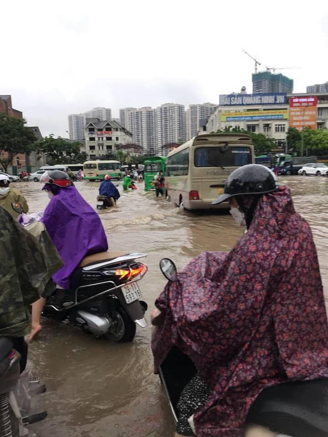 Mưa lớn kéo dài cả đêm, người dân Hà Nội đi làm trong "biển nước" - Ảnh 3.