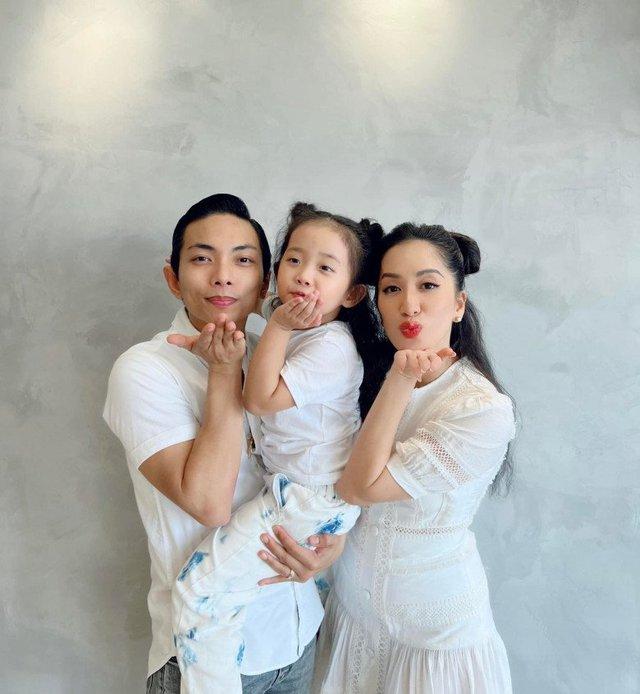 Búi tóc đôi với mẹ, con gái Khánh Thi giống hệt Phan Hiển, nghỉ làm mợ chảnh cười toe toét - Ảnh 2. Búi tóc đôi với mẹ, con gái Khánh Thi giống hệt Phan Hiển, nghỉ làm mợ chảnh cười toe toét - Ảnh 2.