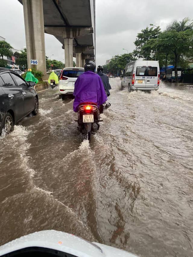Mưa lớn kéo dài cả đêm, người dân Hà Nội đi làm trong "biển nước" - Ảnh 5. Mưa lớn kéo dài cả đêm, người dân Hà Nội đi làm trong "biển nước" - Ảnh 5.
