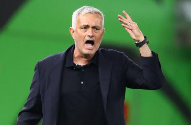 Mourinho cùng học trò trở thành nhà vô địch đầu tiên của Europa Conference League.6