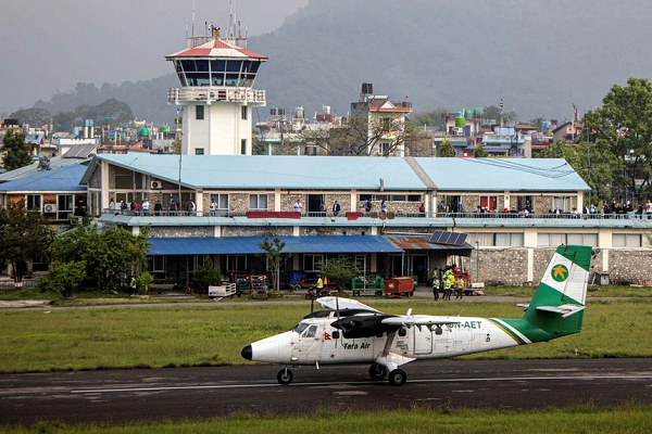 Một máy bay DHC-6 Twin Otter của hãng hàng không Tara Air tại sân bay Pokhara, Nepal vào tháng 4/2022. Ảnh: Reuters.