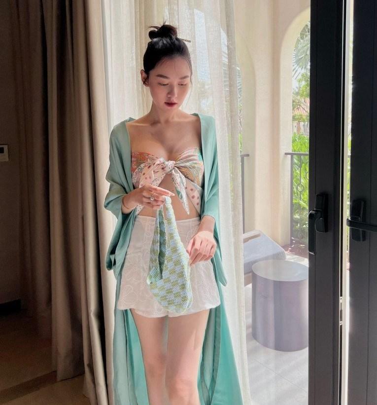 Nàng Á hậu dùng khăn tạo điểm nhấn cho vòng 1, khoe body mẹ một con đẹp "đỉnh của chóp" - Ảnh 2. Nàng Á hậu dùng khăn tạo điểm nhấn cho vòng 1, khoe body mẹ một con đẹp "đỉnh của chóp" - Ảnh 2.