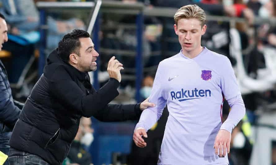 HLV Xavi phải chiều ý ban lãnh đạo Barca trong vụ De Jong. Ảnh: Reuters.