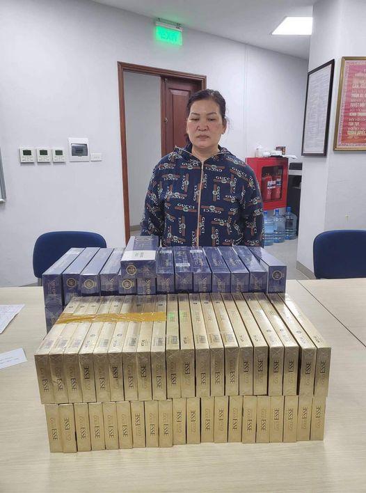 bat nu quai giao ban 1 600 bao thuoc la nhap lau tren pho hang mam