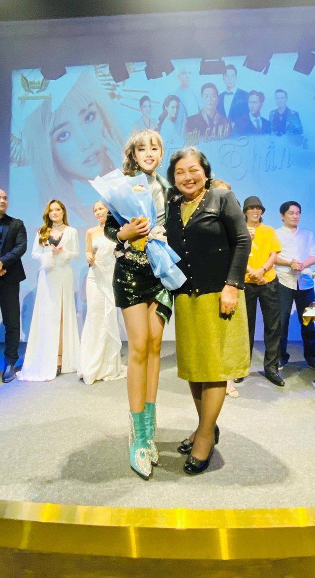 Chụp ké Lệ Quyên, Dương Triệu Vũ, con gái Bằng Kiều 12 tuổi vừa xinh vừa cao nổi bật 1m72, chân dài thẳng tắp - Ảnh 6.