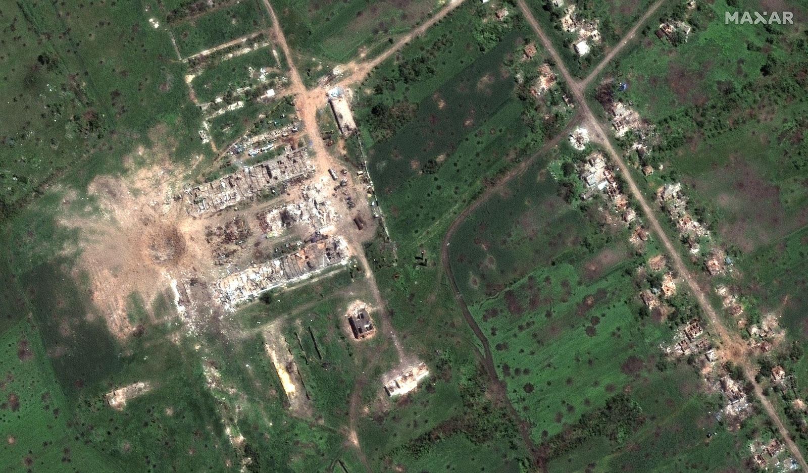 Một hố bom lớn có thể được nhìn thấy gần một số tòa nhà bên ngoài làng Dovhenke. Ảnh: Maxar Technologies.