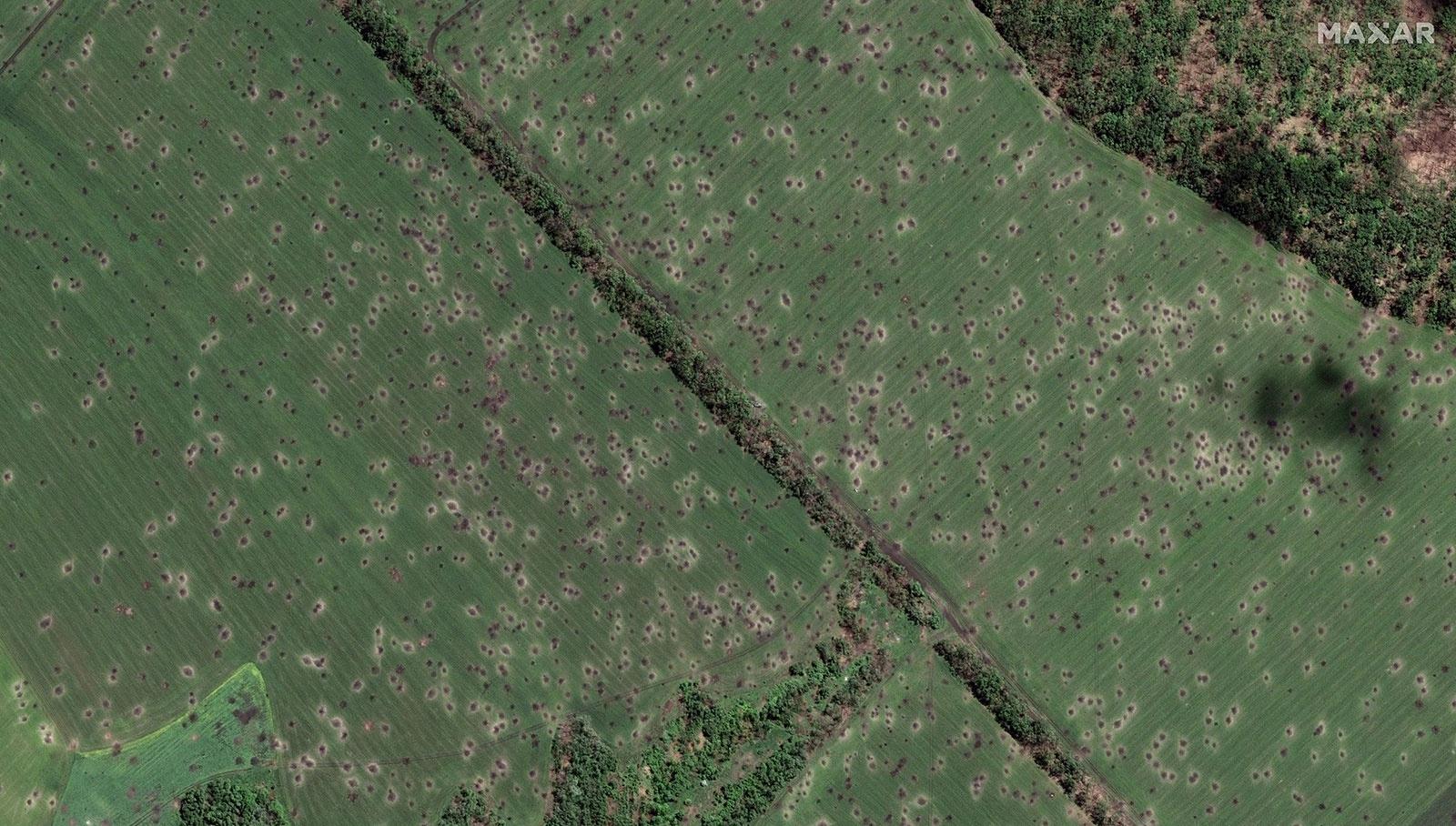 Các đốm chi chít trên một cánh đồng bên ngoài làng Dovhenke là dấu tích của các cuộc pháo kích. Ảnh: Maxar Technologies.
