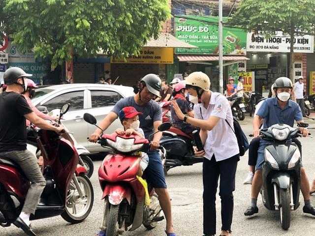 Kỳ thi vào lớp 10 ở Hải Phòng: Sĩ tử lo lắng, phụ huynh liên tục động viên - Ảnh 19.