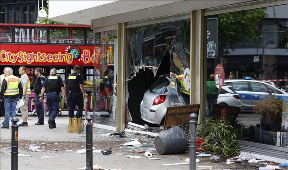 Cảnh sát điều tra tại hiện trường vụ đâm xe ở Berlin, Đức, ngày 8/6/2022. Ảnh: AFP/TTXVN.