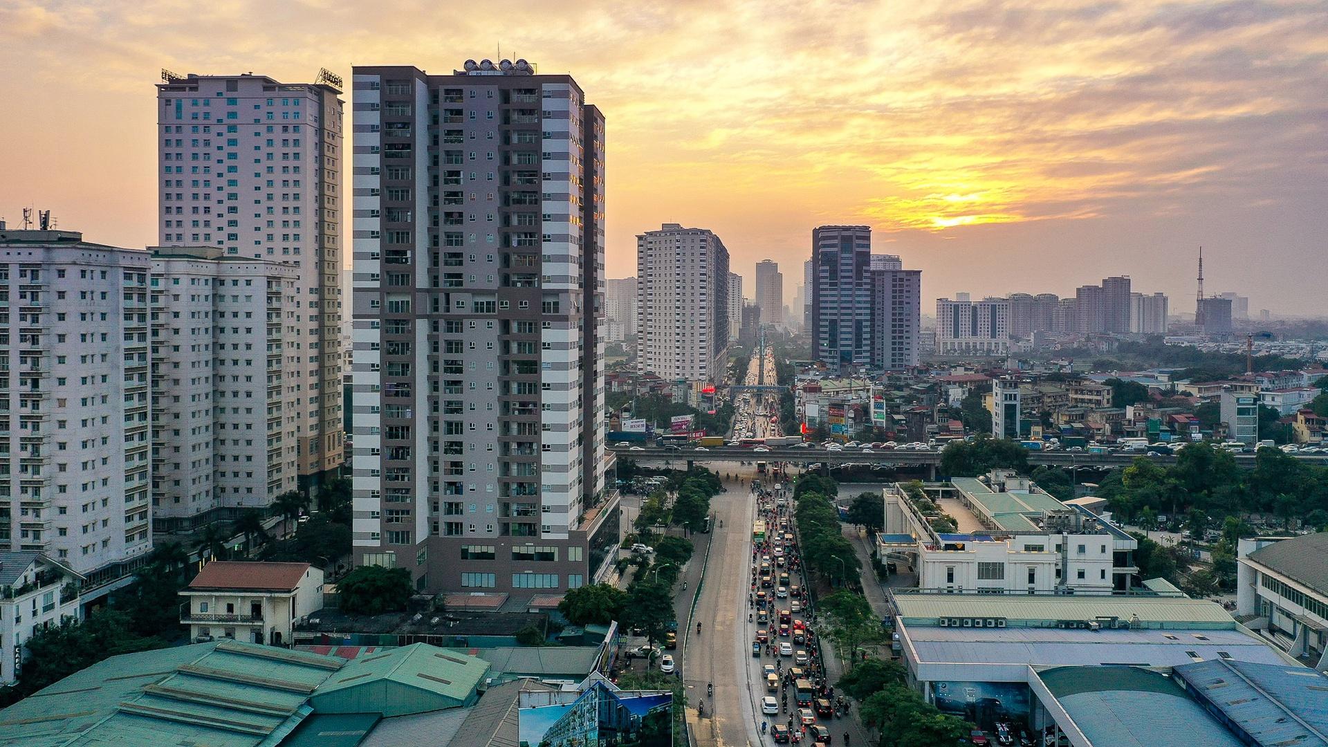 Hàng loạt dự án chung cư mọc lên tại trục đường Lê Văn Lương - Tố Hữu. Ảnh: Việt Linh.