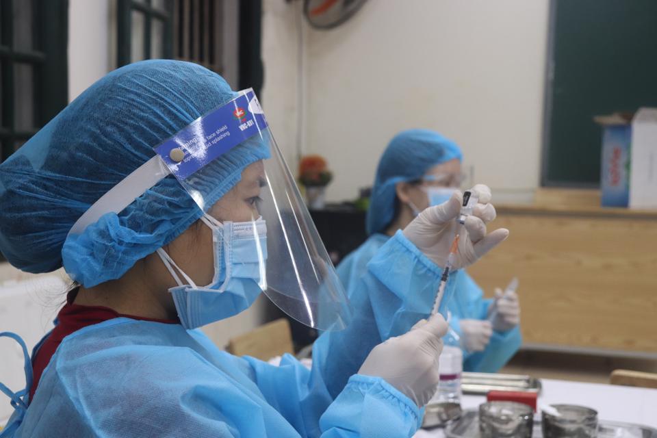 Hà Nội đề nghị đẩy nhanh tiến độ tiêm vaccine phòng Covid-19  - Ảnh 1