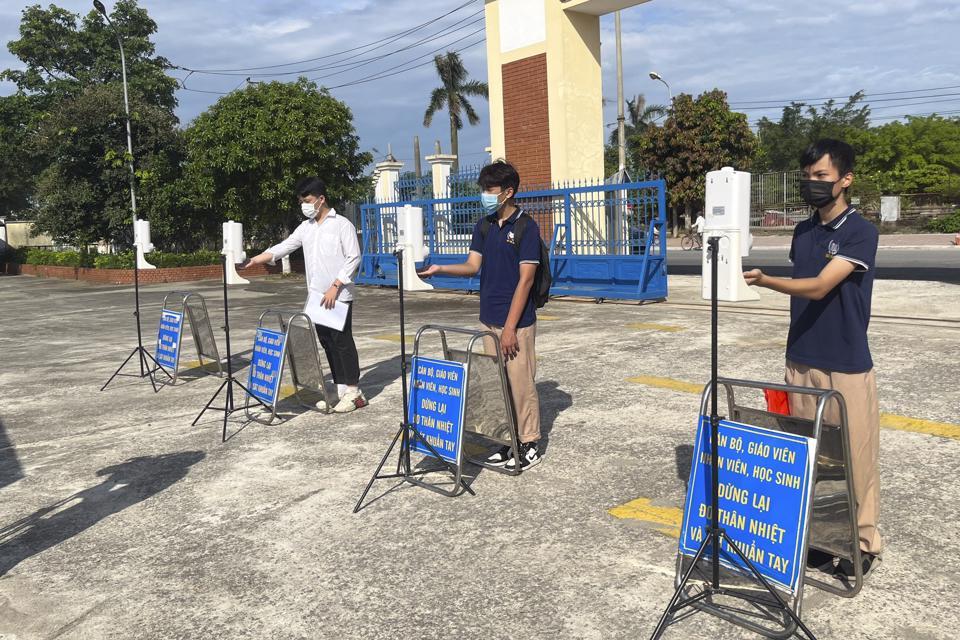 C&aacute;c th&iacute; sinh thực hiện khử khuẩn trước khi v&agrave;o khu vực thi tại trường THPT Đ&ocirc;ng Mỹ (huyện Thanh Tr&igrave;).&nbsp;