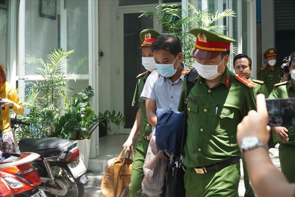 Thúy chỉ đạo cấp dưới 2 lần chuyển tiền cho Huy (hơn 510 triệu đồng) qua tài khoản ông Trần Văn Hiệp (anh trai Huy) và Thúy 1 lần đưa 1, 5 tỉ đồng tiền mặt cho Huy, tổng số 1.977 tỉ đồng.