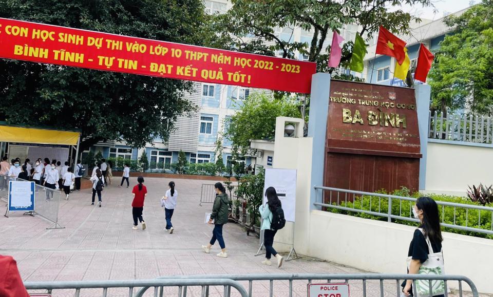 Các thí sinh đến điểm thi chuyên đúng giờ quy định