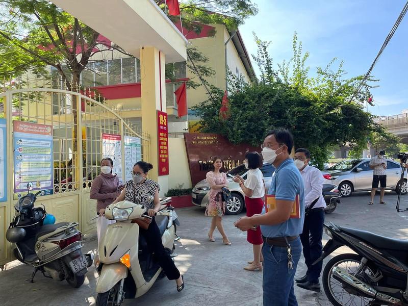 Phụ huynh Trường Tiểu học Hoàng Liệt bị bất ngờ và bày tỏ sự bức xúc.