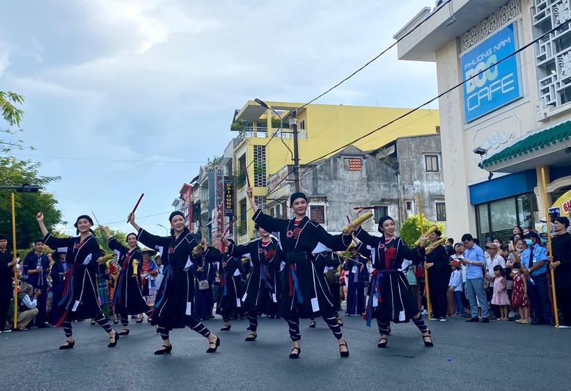 Rộn ràng Lễ hội đường phố đa sắc màu tại Festival Huế 2022 ảnh 15