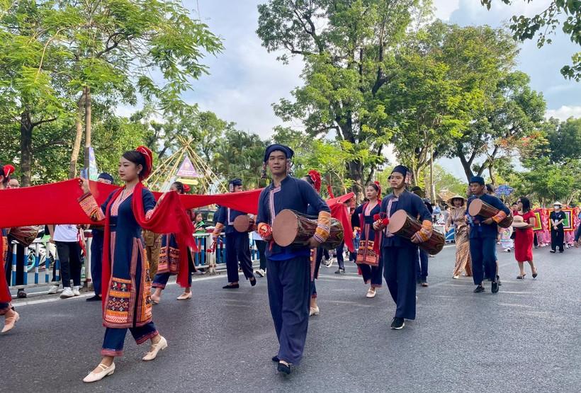 Rộn ràng Lễ hội đường phố đa sắc màu tại Festival Huế 2022 ảnh 5