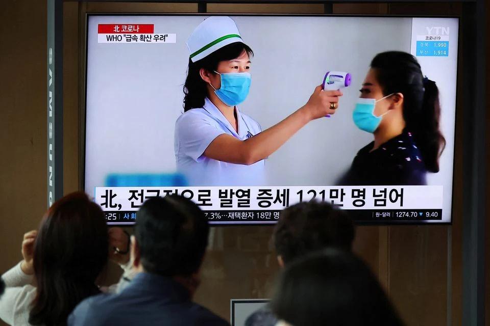 Người dân Seoul theo dõi tin tức về tình hình dịch Covid-19 ở Triều Tiên. Ảnh: Reuters.